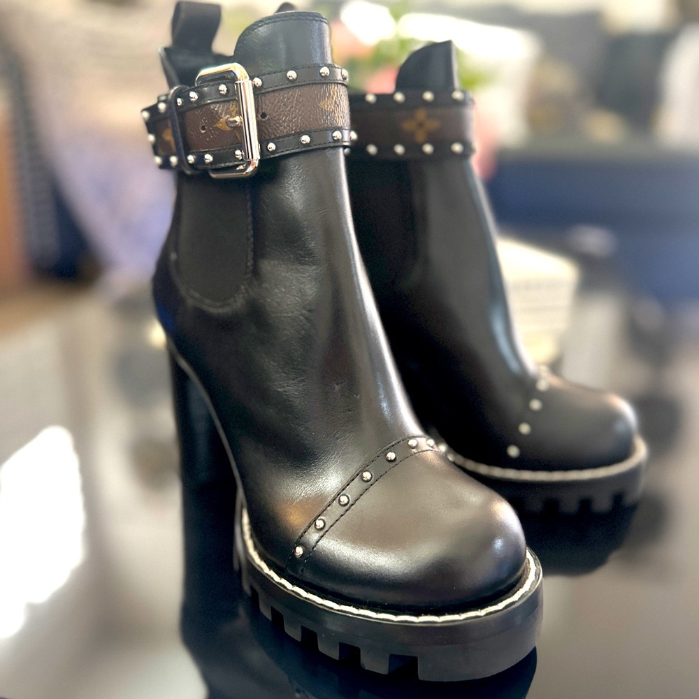 LV Heeled Ankle Boots Monogram Buckle - Picture 4 of 6